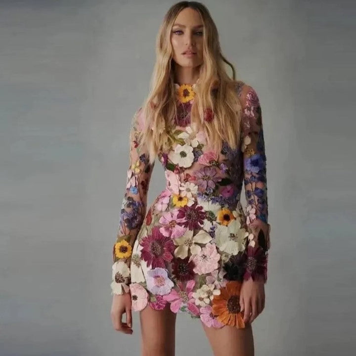 Stilla | Mini kjole med blomsterapplikationer og en gennemsigtig effekt