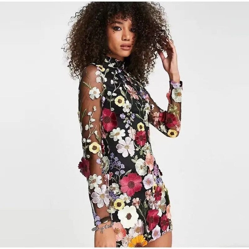 Stilla | Mini kjole med blomsterapplikationer og en gennemsigtig effekt