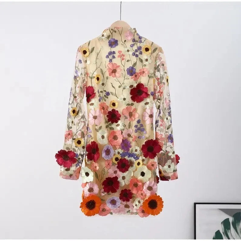 Stilla | Minikjole med blomsterapplikationer og gennemsigtig udseende