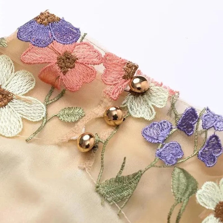 Stilla | Mini kjole med blomsterapplikationer og en gennemsigtig effekt
