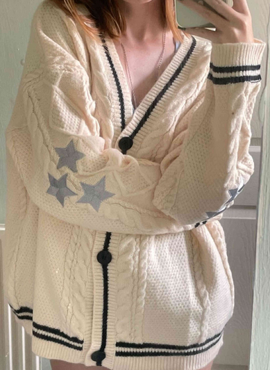 Stilla | Cardigan Karamel Varm Med Stilig Stikning