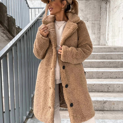 Stilla | Lang Frakke Størrelse Oversize Pasform Blødt Faux-Fur Struktureret Krave Store Knapper