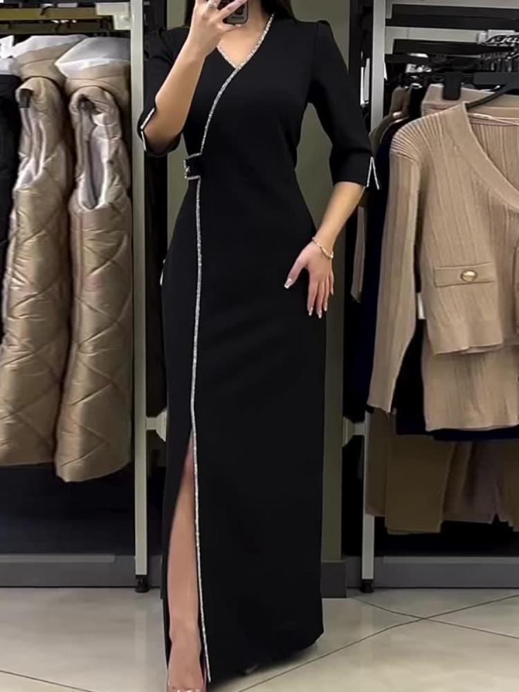 Stilla | Lange Sort Robe Med Frynse Detaljer Og Elegant Broche