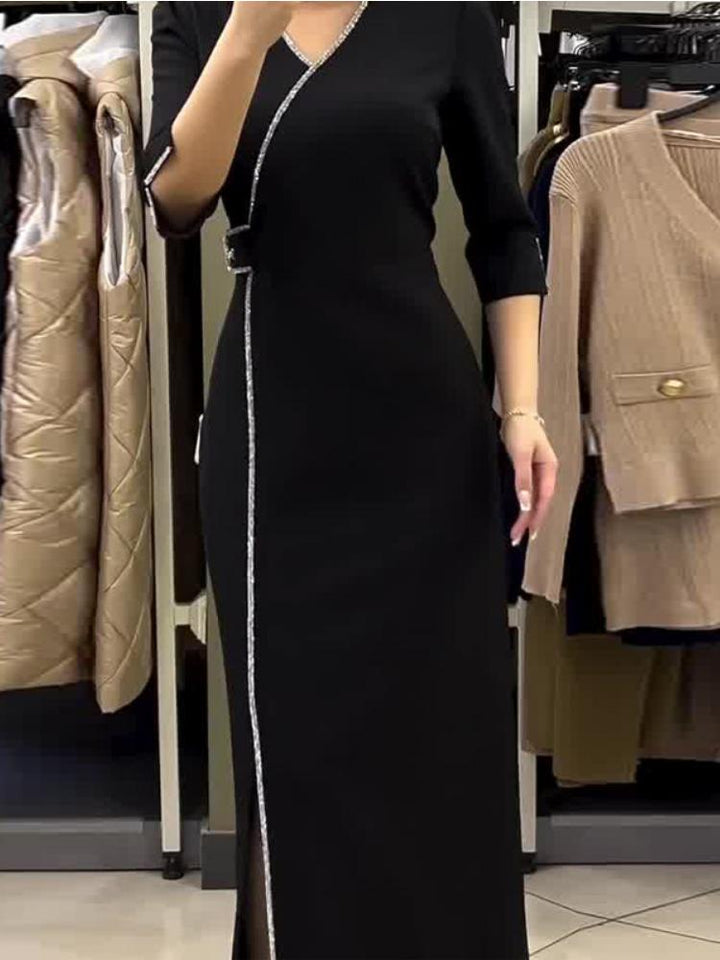 Stilla | Lange Sort Robe Med Frynse Detaljer Og Elegant Broche