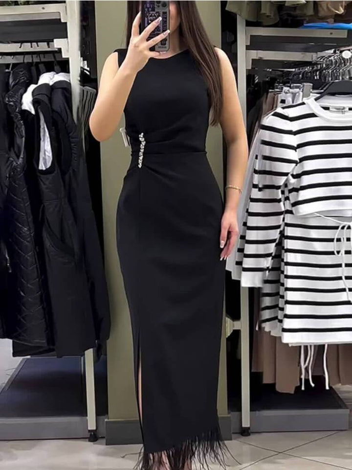 Stilla | Lang Kjole Med Frynse Detaljer Og Elegant Brosche