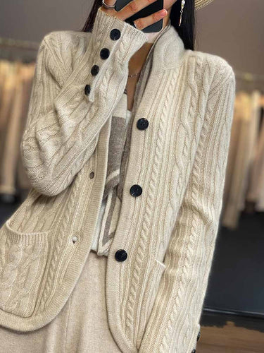 Stilla | Strik cardigan med ståkrave og flettede knapper