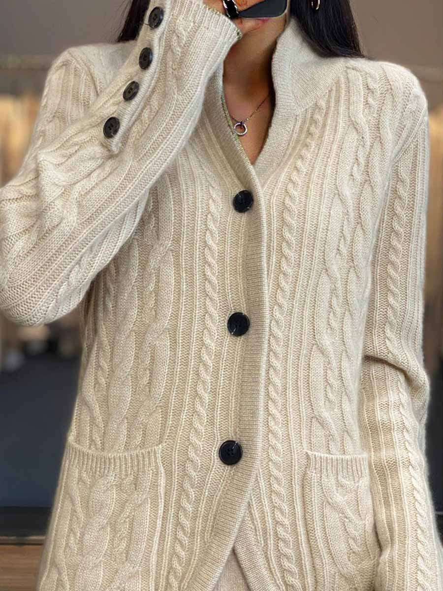 Stilla | Strik cardigan med ståkrave og flettede knapper