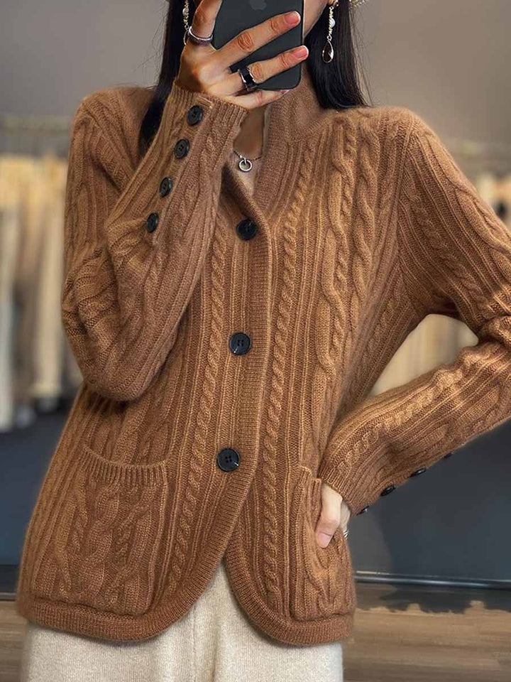 Stilla | Strik cardigan med ståkrave og flettede knapper