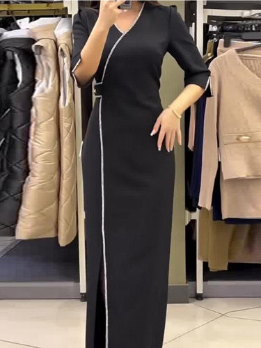 Stilla | Lange Sort Robe Med Frynse Detaljer Og Elegant Broche