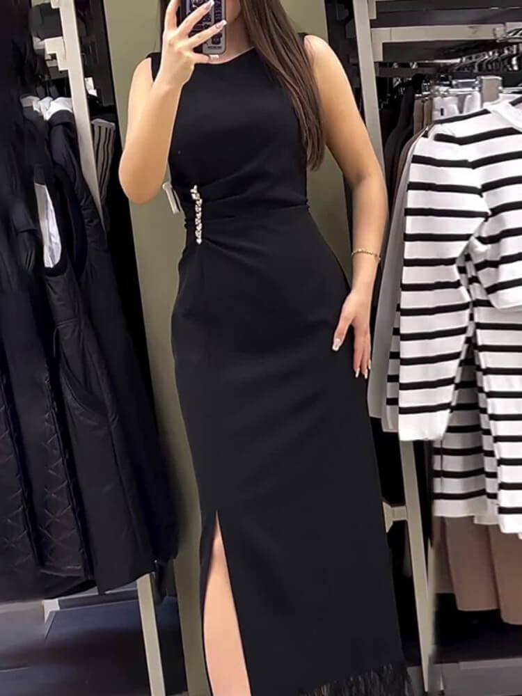 Stilla | Lang Kjole Med Frynse Detaljer Og Elegant Brosche