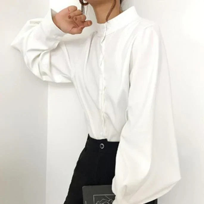 Stilla | Klassisk bluse med høj hals og ballonærmer
