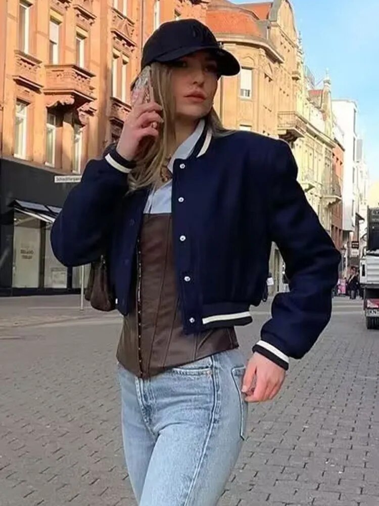 Stilla | Kort Jakke Med Minimalistisk Udseende
