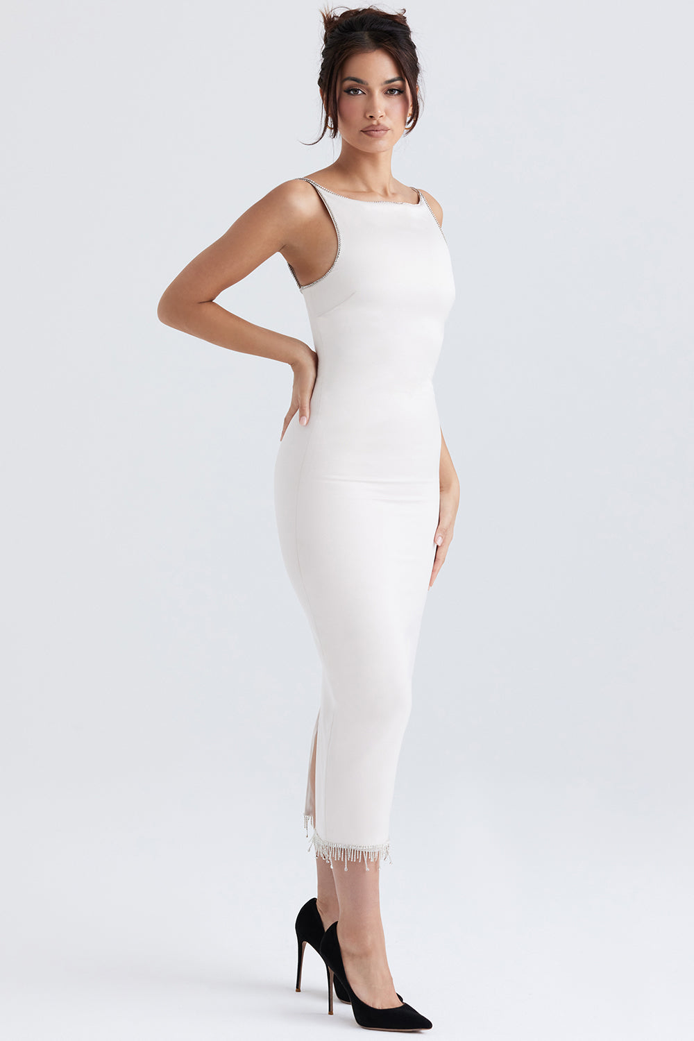 Stilla | Ivory Satin Midikjole Med Krystaller