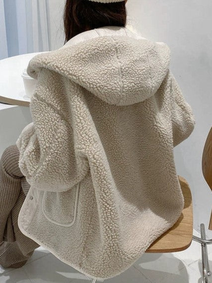 Stilla | Klassisk Oversized Jakke Af Künstlamskindsproduktion med Hætte