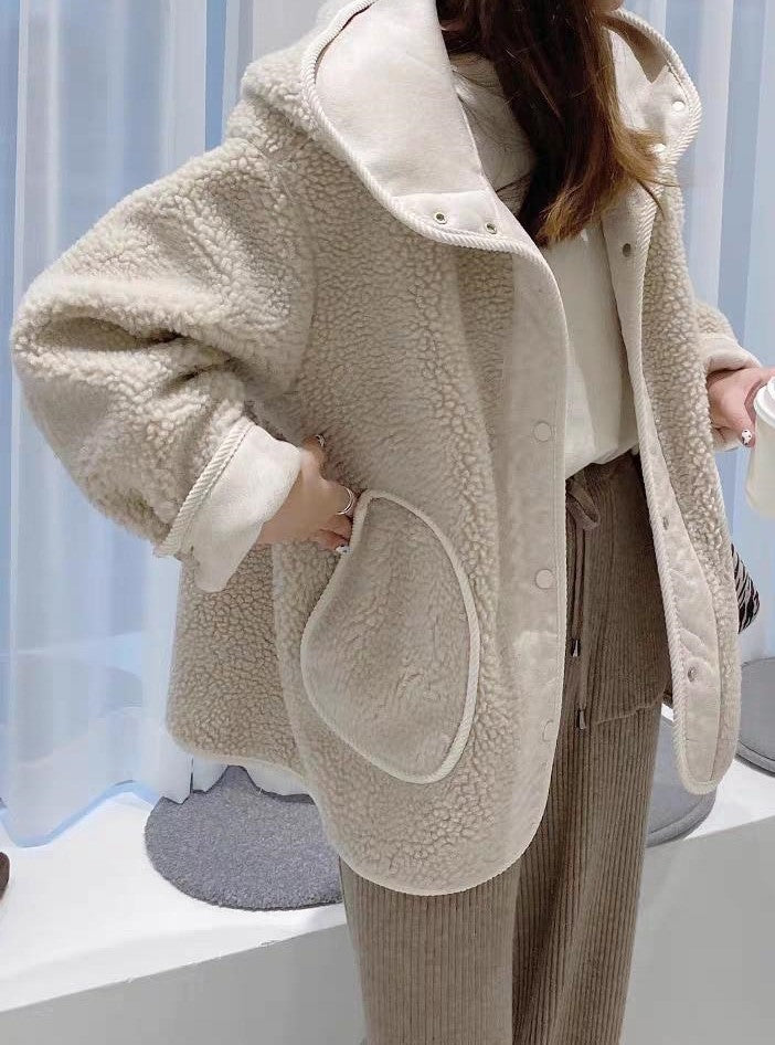 Stilla | Klassisk Oversized Jakke Af Künstlamskindsproduktion med Hætte