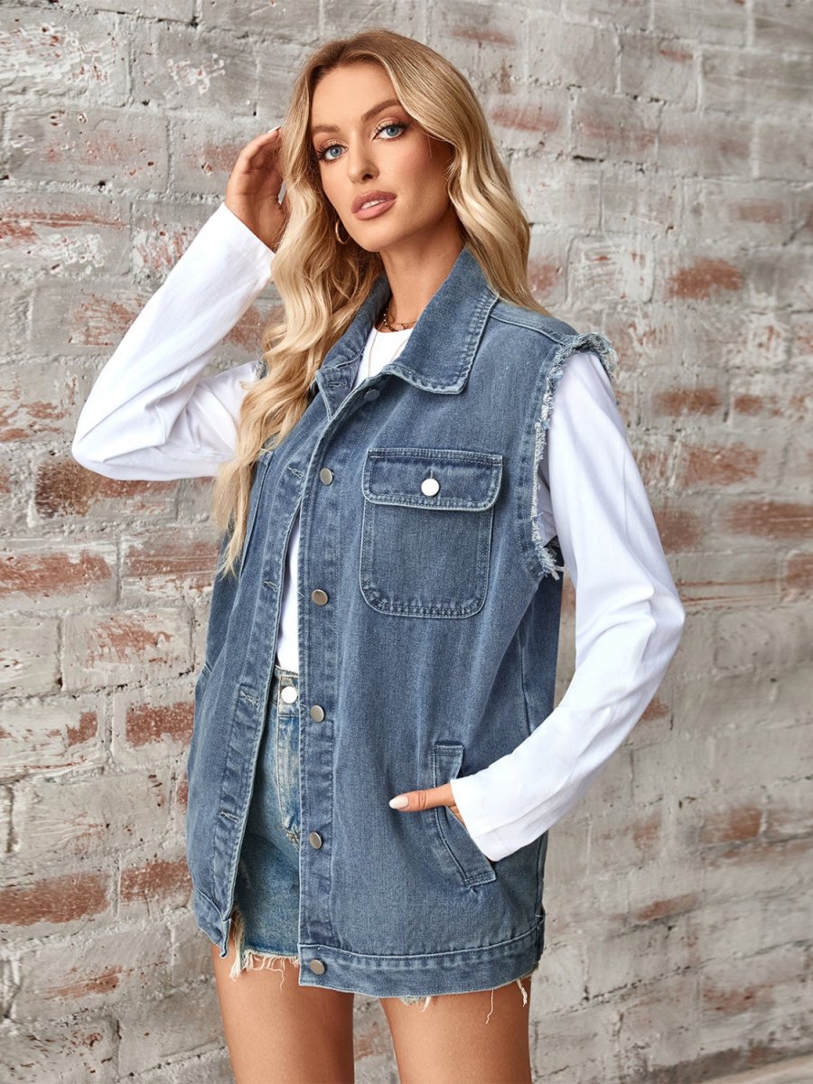 Stilla | Casual, Ærmeløs Jeansvest Med Knaplukning og Rå Skjorte_details