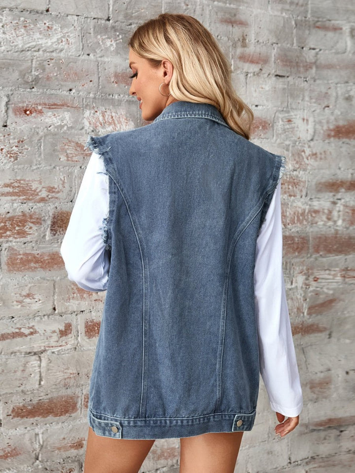Stilla | Casual, Ærmeløs Jeansvest Med Knaplukning og Rå Skjorte_details