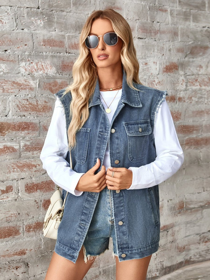 Stilla | Casual, Ærmeløs Jeansvest Med Knaplukning og Rå Skjorte_details