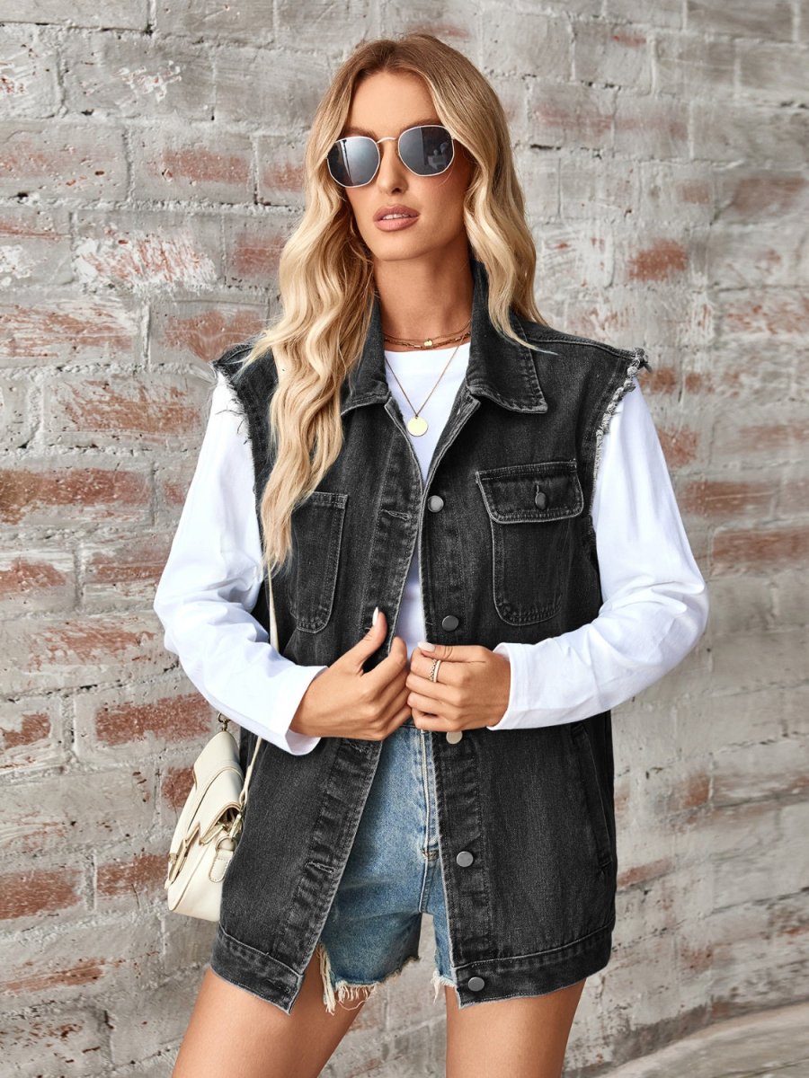 Stilla | Casual, Ærmeløs Jeansvest Med Knaplukning og Rå Skjorte_details