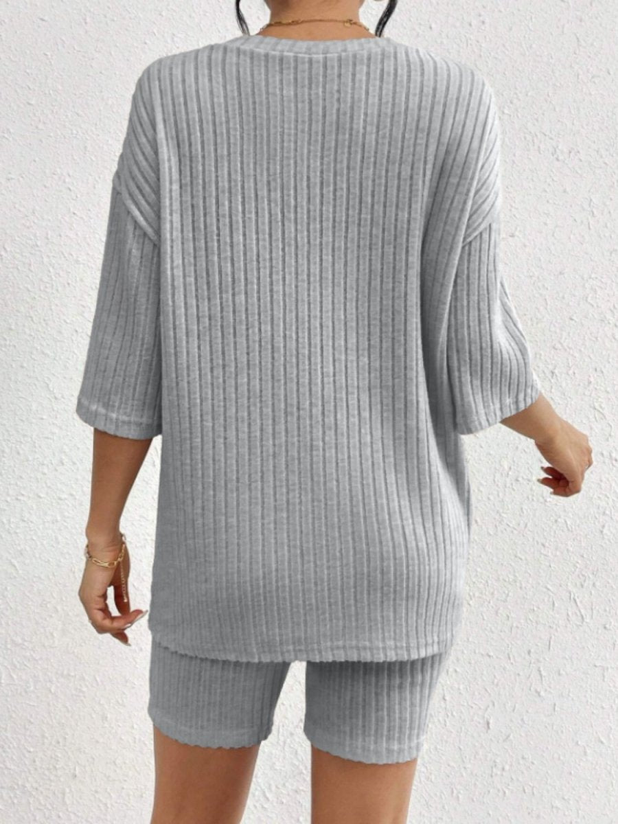 Stilla | Elegant Ribstrik Bluse Med Rund Halsudskæring Og Matchende Shorts
