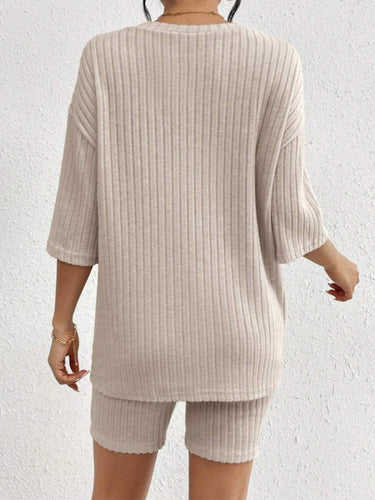 Stilla | Elegant sæt med skulderfri overdel i ribstrik og matchende shorts