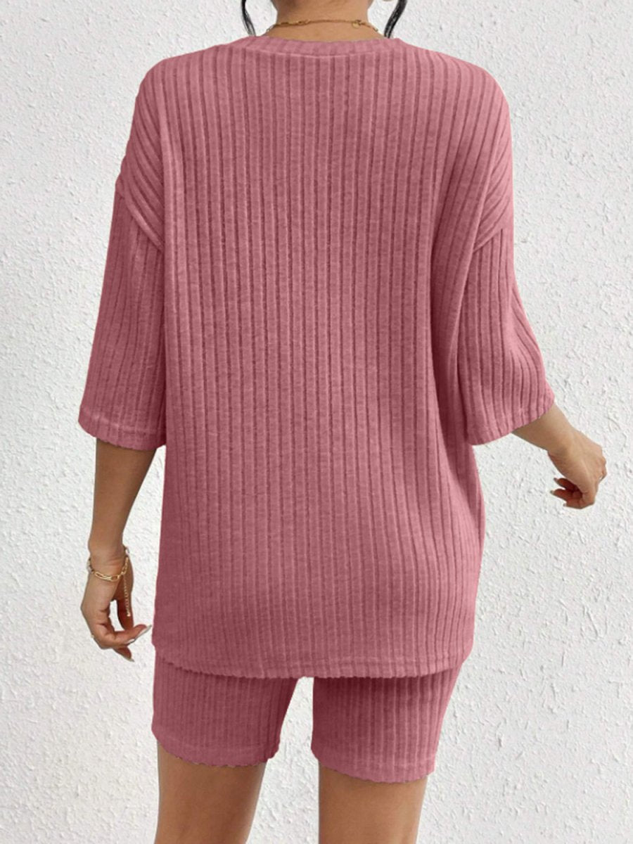 Stilla | Elegant sæt med skulderfri overdel i ribstrik og matchende shorts