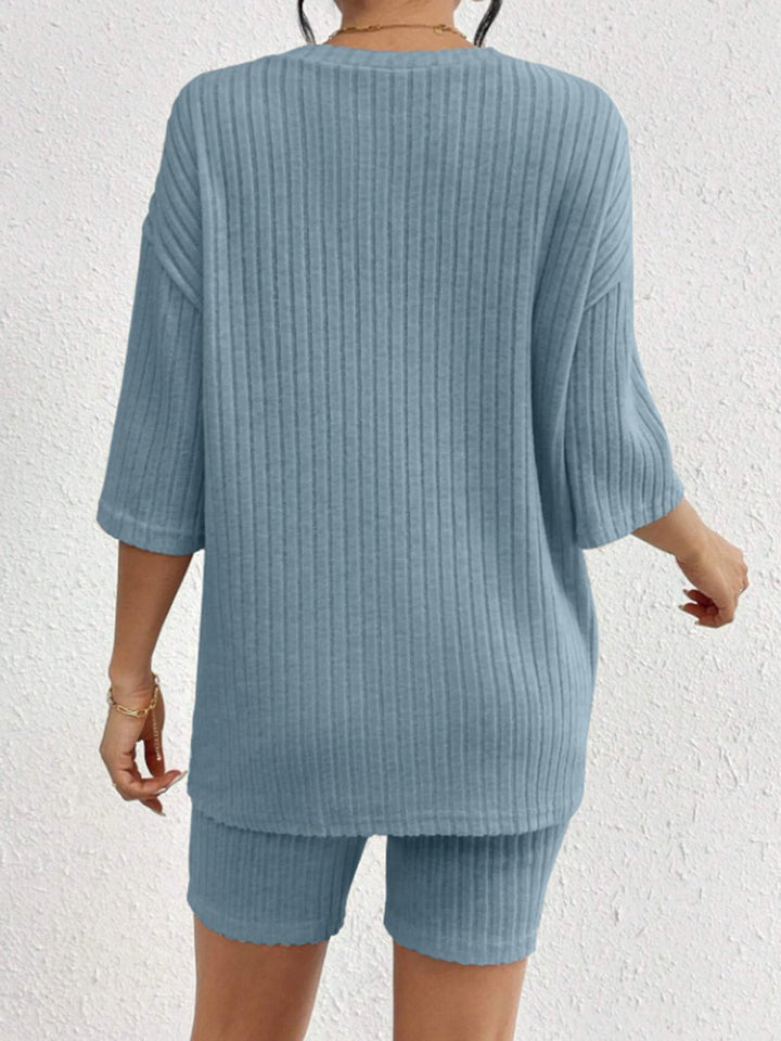 Stilla | Elegant sæt med skulderfri overdel i ribstrik og matchende shorts