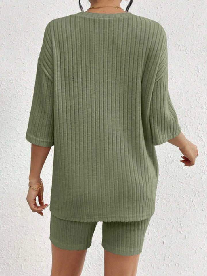 Stilla | Elegant Ribstrik Bluse Med Rund Halsudskæring Og Matchende Shorts