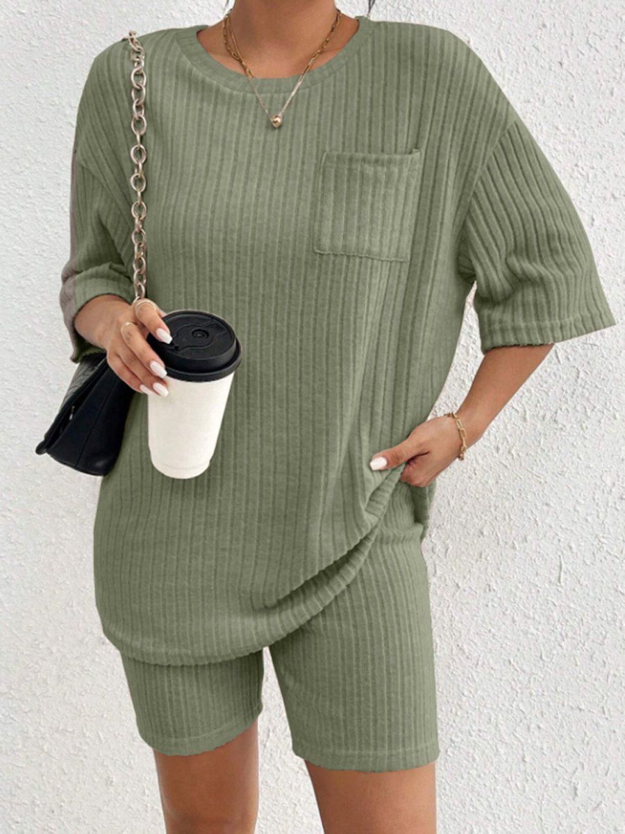 Stilla | Elegant Ribstrik Bluse Med Rund Halsudskæring Og Matchende Shorts