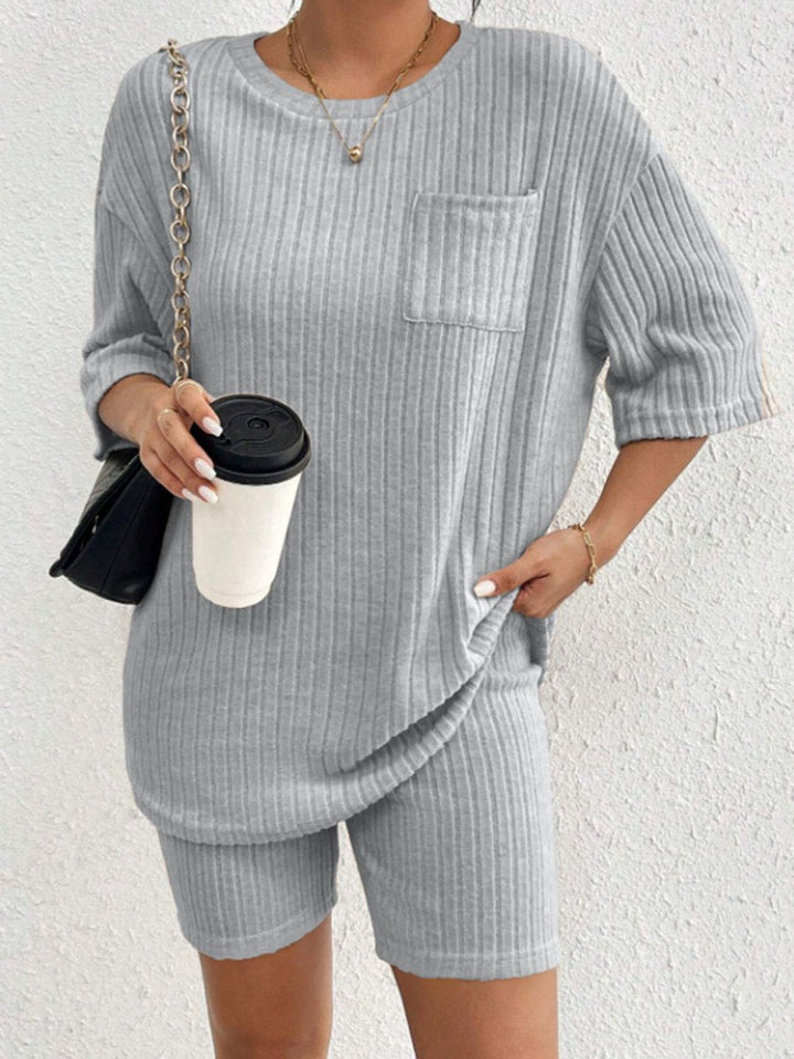Stilla | Elegant Ribstrik Bluse Med Rund Halsudskæring Og Matchende Shorts