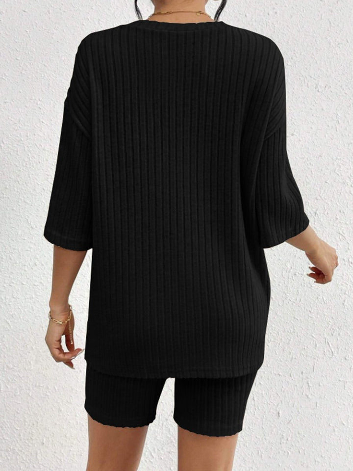 Stilla | Elegant Ribstrik Bluse Med Rund Halsudskæring Og Matchende Shorts