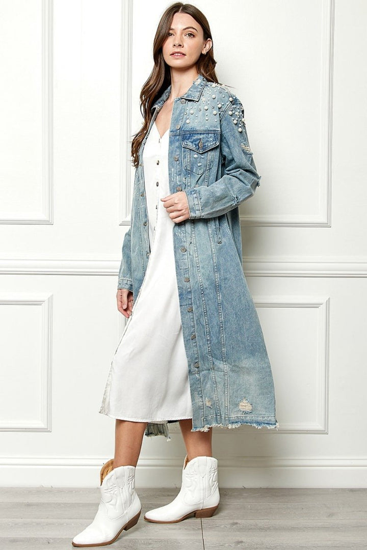 Stilla | Oversize Jeansjakke Med Rå Kanten og Perlemorsknapper