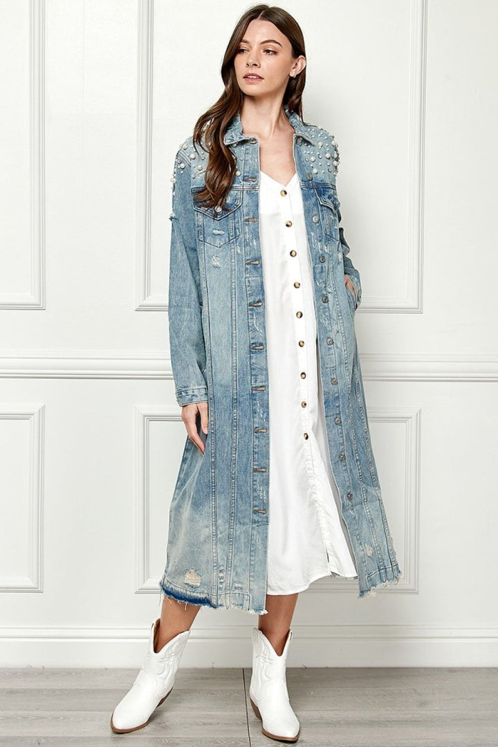 Stilla | Oversize Jeansjakke Med Rå Kanten og Perlemorsknapper