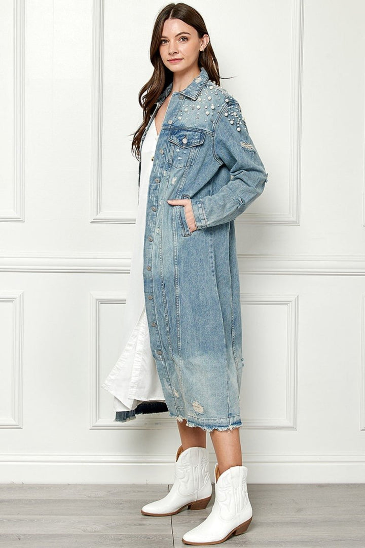 Stilla | Oversize Jeansjakke Med Rå Kanten og Perlemorsknapper