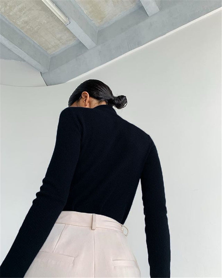 Stilla | Trendy Rullekrave sweater med udsnit