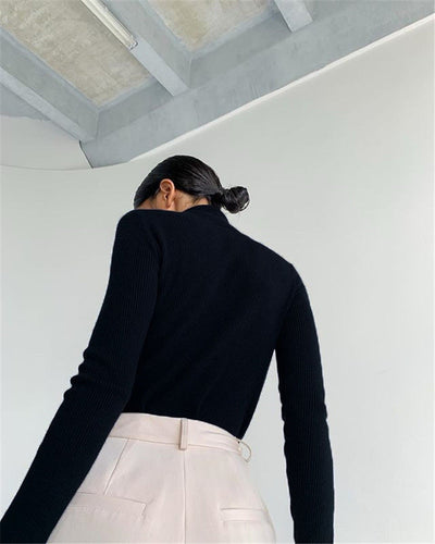 Stilla | Trendy Rullekrave sweater med udsnit